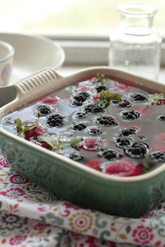 Soak Berries in Water and Vinegar Before Storing