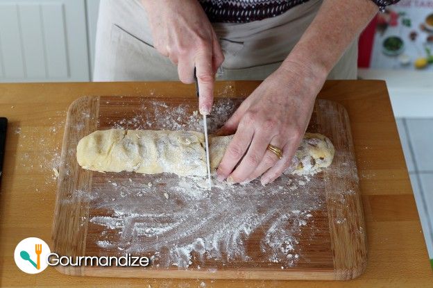 Cut the roll into two smaller pieces 25 cm long, 5 cm wide and 1 cm thick