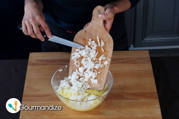 Put the grated potatoes and chopped onion in a bowl