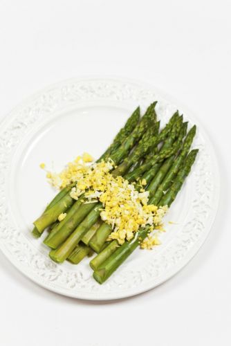 Asparagus with crumbled eggs