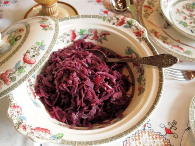 Spiced red cabbage with apples