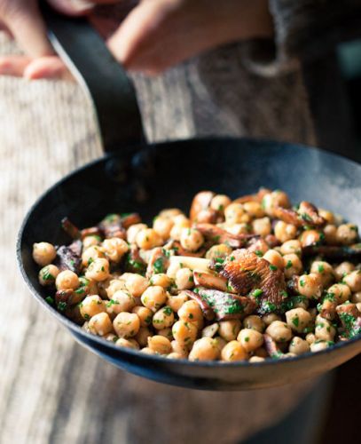 Chickpea, chanterelles and black truffle saute