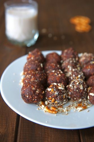 Vegan chocolate pretzel bites