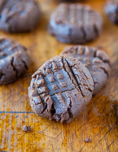 THICK AND SOFT CHOCOLATE PEANUT BUTTER COOKIES