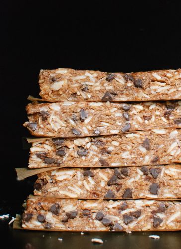 Healthy almond chocolate chip granola bars