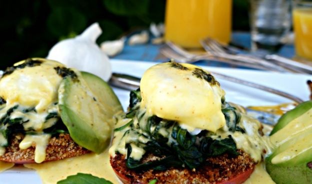 Eggs benedict Florentine with roasted garlic hollandaise