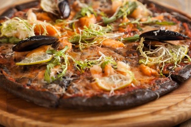 Mussel and mozzarella pizza