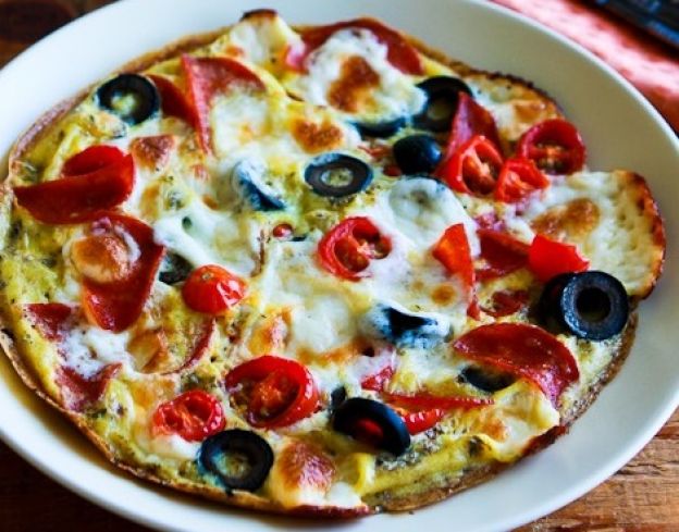 18. Egg crust breakfast pizza