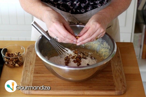 Break the walnuts into the bowl and mix all the ingredients until well combined