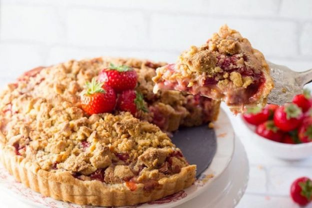 Rhubarb and Strawberry Crumb Pie