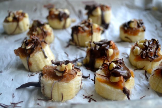 Frozen Snickers Banana Bites