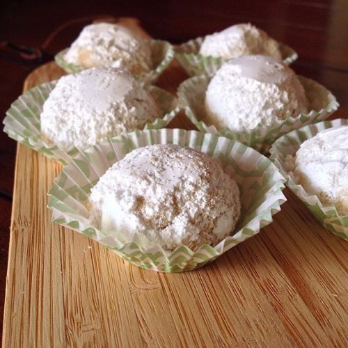 Kourabiedes: Greek butter cookies