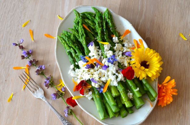 Green asparagus, goat cheese and flowers with an orange vinaigrette