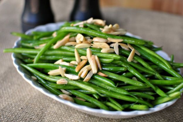 Garlic green beans with almonds