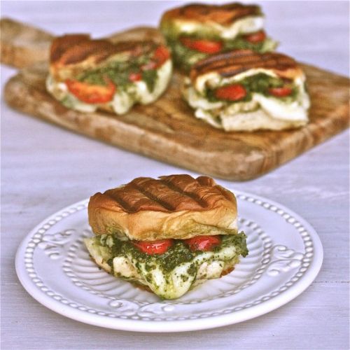 Grilled chicken pesto sliders