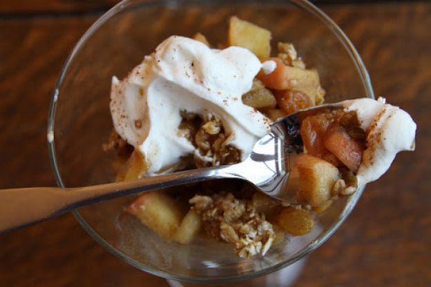 Granola and apple parfait