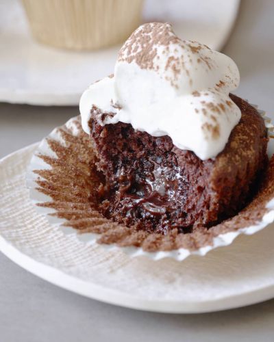 Molten chocolate truffle cakes