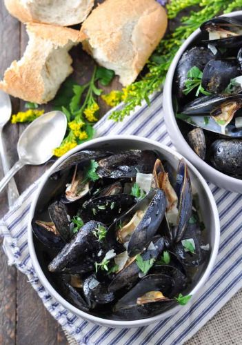 Steamed Mussels in Garlic and Herb Wine Sauce