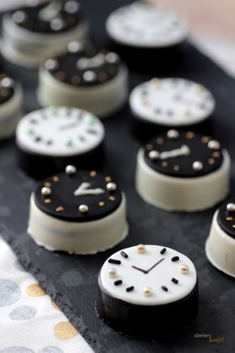 Design no-bake Oreo cookie clocks