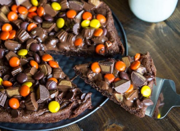 50. Peanut butter brownie pizza