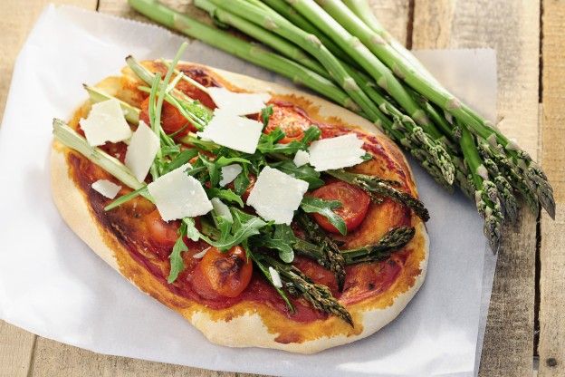 Asparagus pizza