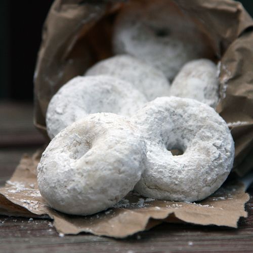 Classic powdered donuts with fresh lemon