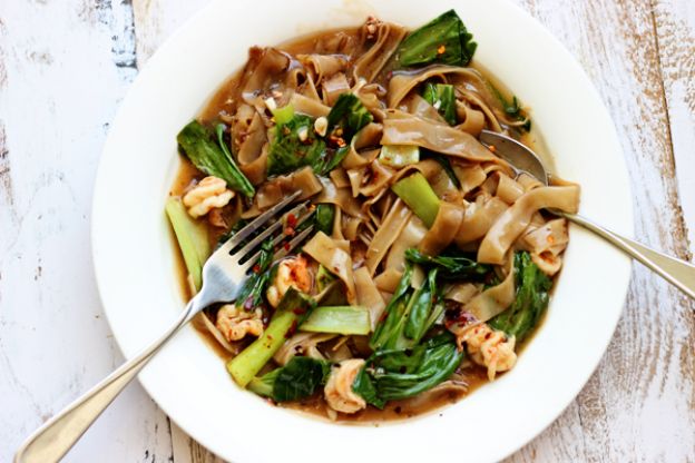 Noodles in gravy with shrimp (Rad Na Goong)