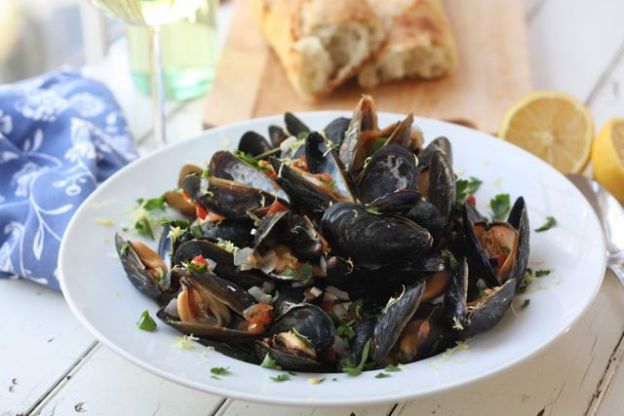 Restaurant Style Mussels with Garlic Wine Sauce