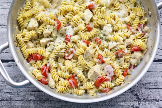 Lemon chicken pasta with tomatoes