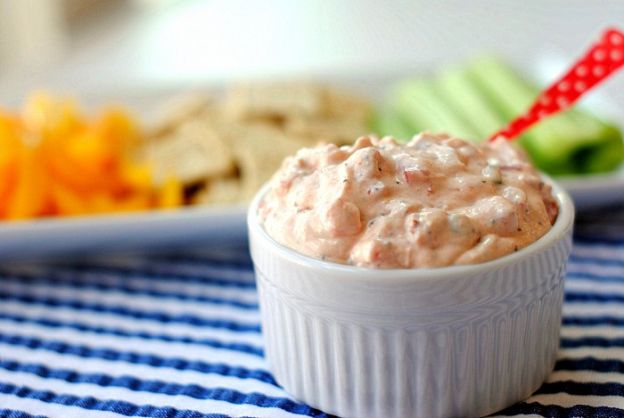 Spicy sun-dried tomato dip