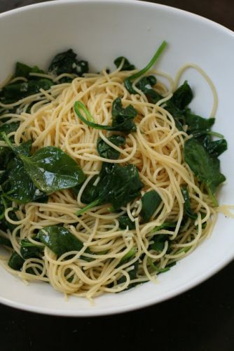 Spaghettini with spinach, garlic and lemon