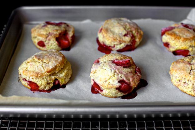 Strawberries and cream biscuits