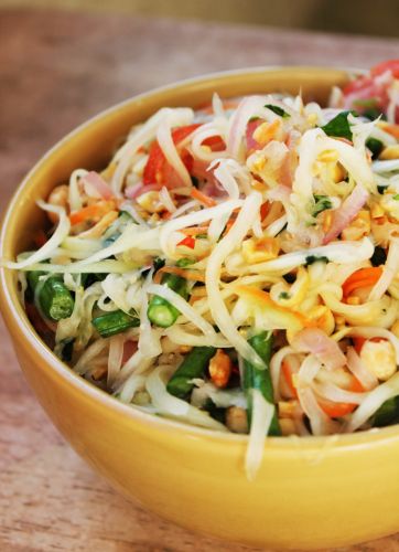 Thai green papaya salad (Som tum)