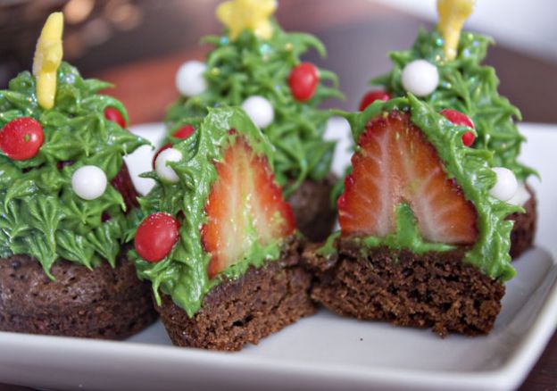 Strawberry Christmas Tree Brownie Bites