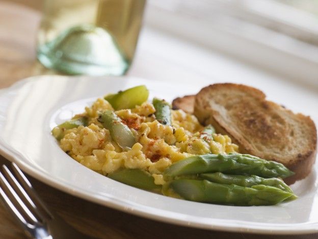 Scrambled eggs with asparagus