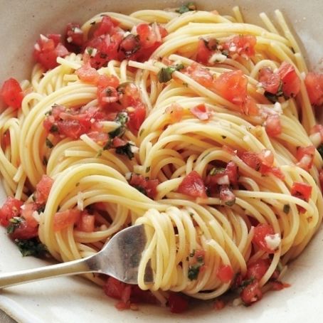 Pasta With Fresh Tomato Sauce