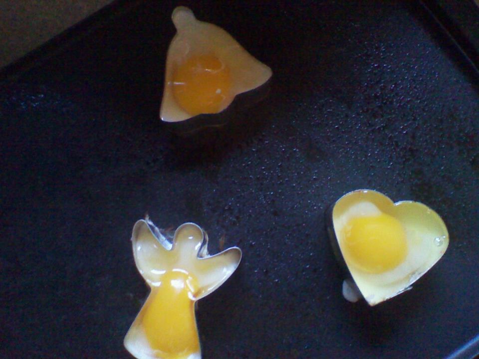 Egg Omelette Prepared in Cookie Cutter Moulds : 6 Steps (with